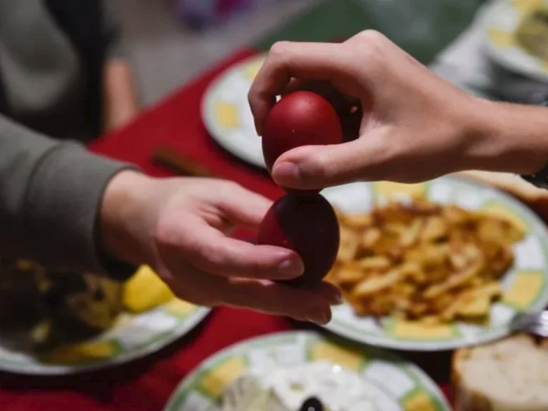 Πάσχα: Οι Έλληνες αλλάζουν συνήθειες - Μικρότερα τραπέζια, λιγότερα ταξίδια και... χειροποίητα γλυκά