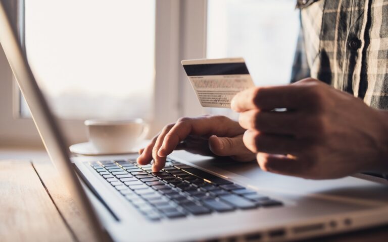 shutterstock_online_shopping_card-768x480