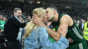 Κώστας Σλούκας: To φιλί στη σύζυγό του μετά το ρεκόρ των 29 πόντων και τη νίκη επί της Μακάμπι – Δείτε φωτογραφίες