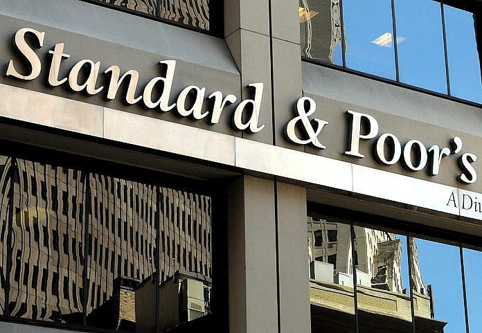 Standard & Poor’s: Αναβάθμιση σε θετικό outlook για το ελληνικό αξιόχρεο – Σταθερή βαθμολογία «ΒΒΒ-»