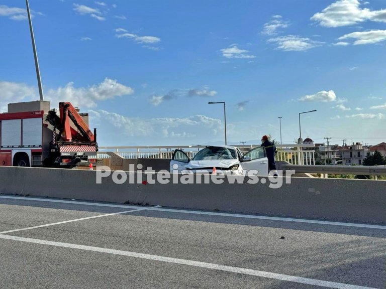 Τροχαίο στη Γέφυρα - Οδηγός έχασε τον έλεγχο και έπεσε πάνω στα κιγκλιδώματα (pics)