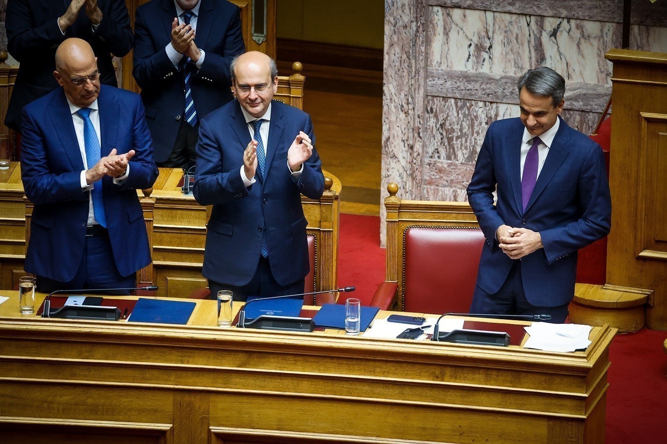 Μετωπική των πολιτικών αρχηγών στην Ολομέλεια της Βουλής για την ακρίβεια