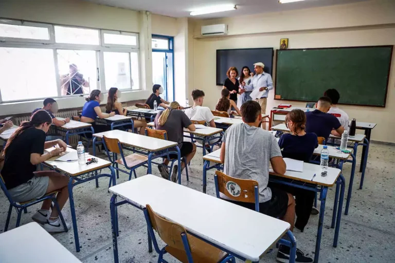 Πανελλήνιες 2025: Τι χρειάζεται να έχoυν μαζί τους οι υποψήφιοι των εξετάσεων