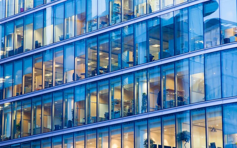 shutterstock_grafeia_epixeiriseis_ktiria_business_office-768x480