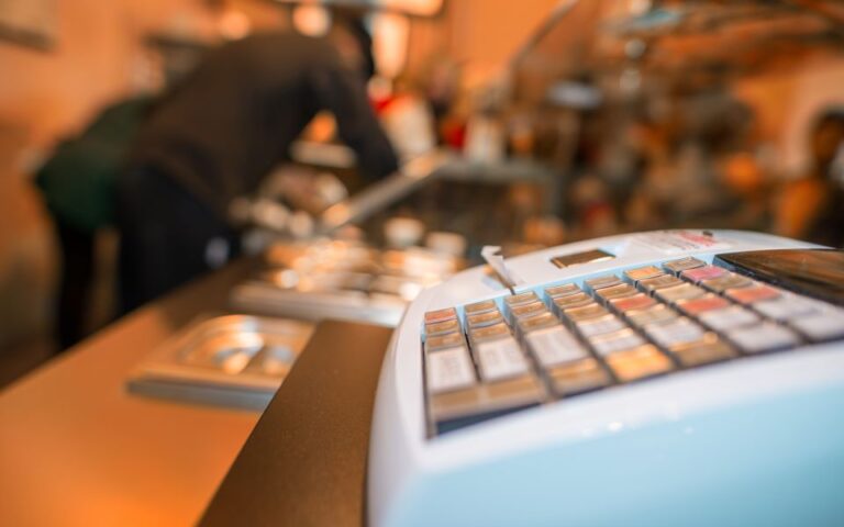 tameiaki_apodeixi_cashier_forologia_shutterstock-768x480