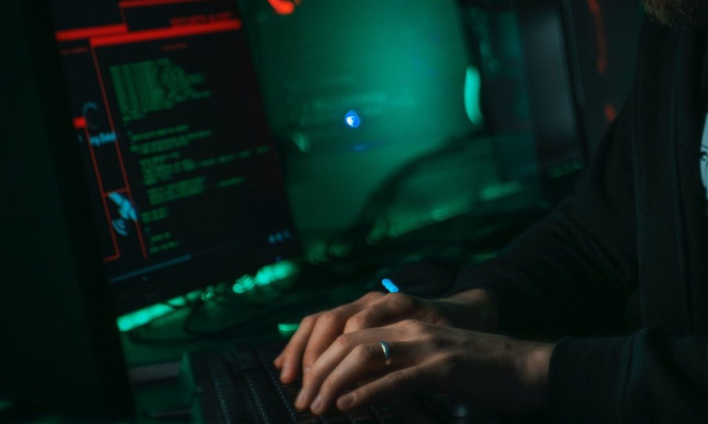 05213305-Hacker-(Unsplash)