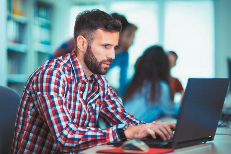 ergasia-laptop-man-768x512