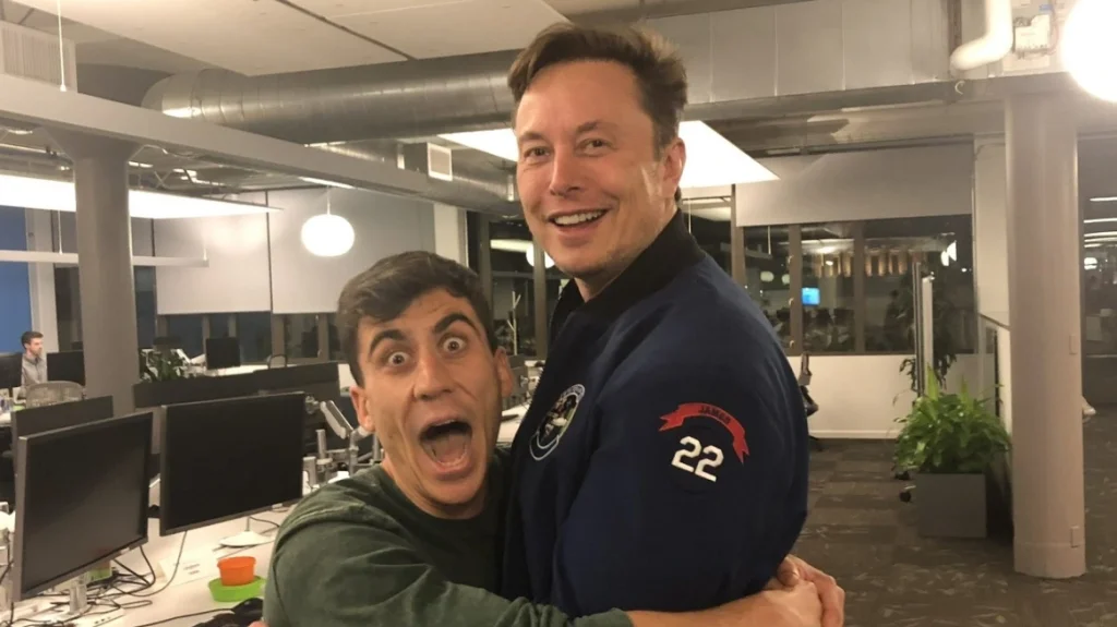 kentriko_elon-musk-hugs-fidias-maketa