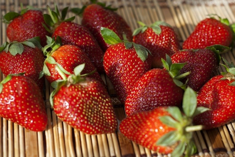 strawberries-8727885_1920-768x514