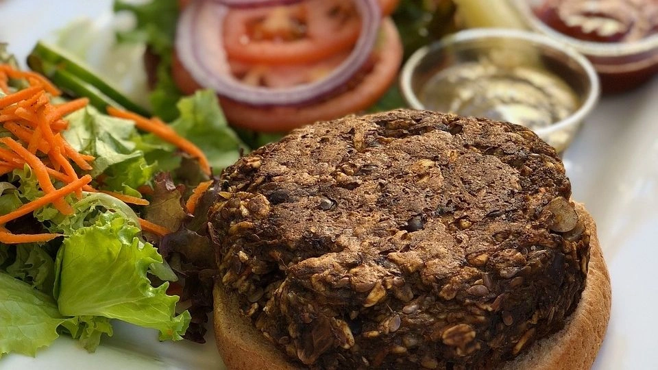 71f2aeef-veggie-burger-3685422_1280 (1)