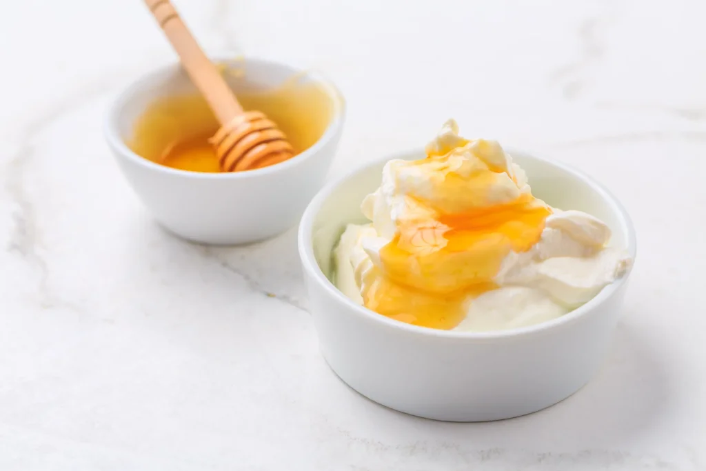 Greek-yoghurt-with-honey-on-marble-table