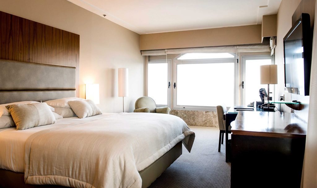 HOTEL-ROOM-1024x607