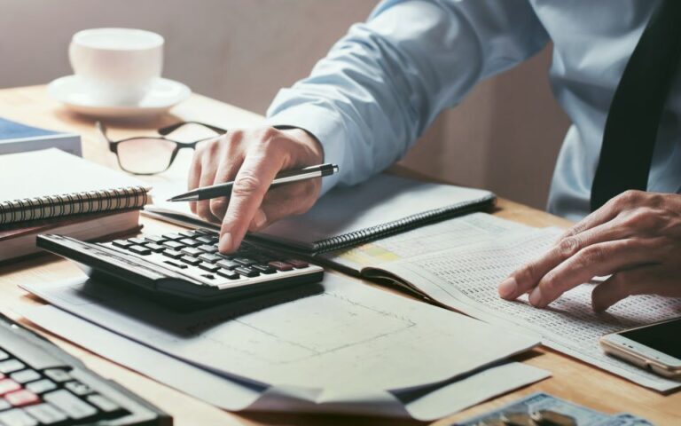 business_calculator_tax_eforia_forologia_shutterstock-768x480-1-768x480