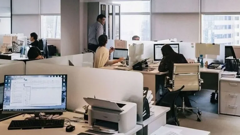 Δημόσιο: Πώς η τεχνητή νοημοσύνη θα βάλει «φρένο» σε ουρές και ρουσφέτια