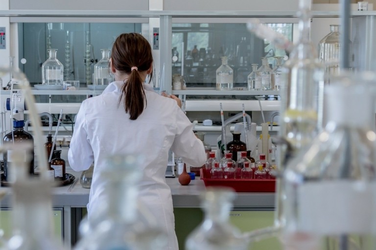 laboratory-2815641_1280-768x512