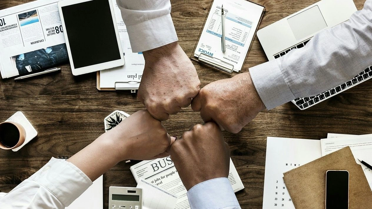 eec5d901-teamwork-3213924_1280 (1)