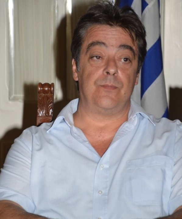 3) μελας (1)
