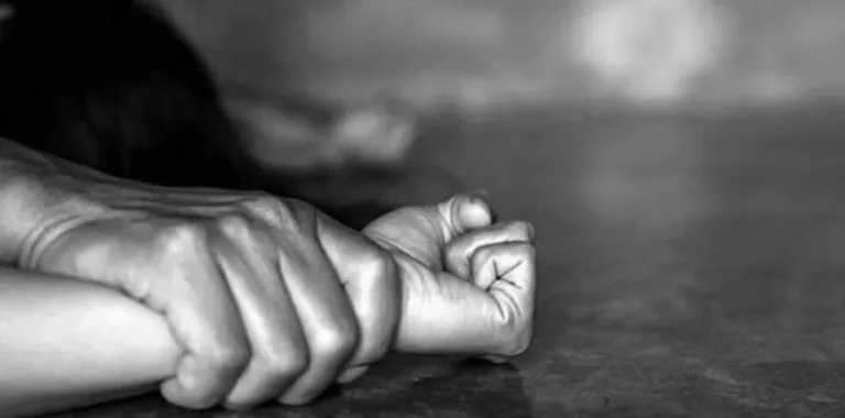 «Άρχισαν να με σπάνε στο ξύλο, θυμάμαι έντονα τον πόνο» – 39χρονη καταγγέλλει ότι έπεσε θύμα βιασμού από 3 άνδρες