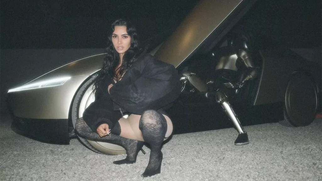 241121120900_kim-kardashian-uses-optimus-robo-4