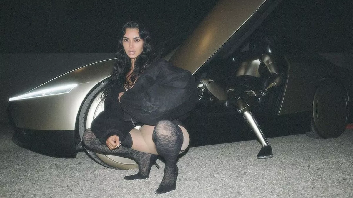 241121120900_kim-kardashian-uses-optimus-robo-4