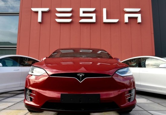 Η Tesla ξεπερνάει για πρώτη φορά το $1 τρισ. σε κεφαλαιοποίηση μετά τη νίκη Τραμπ