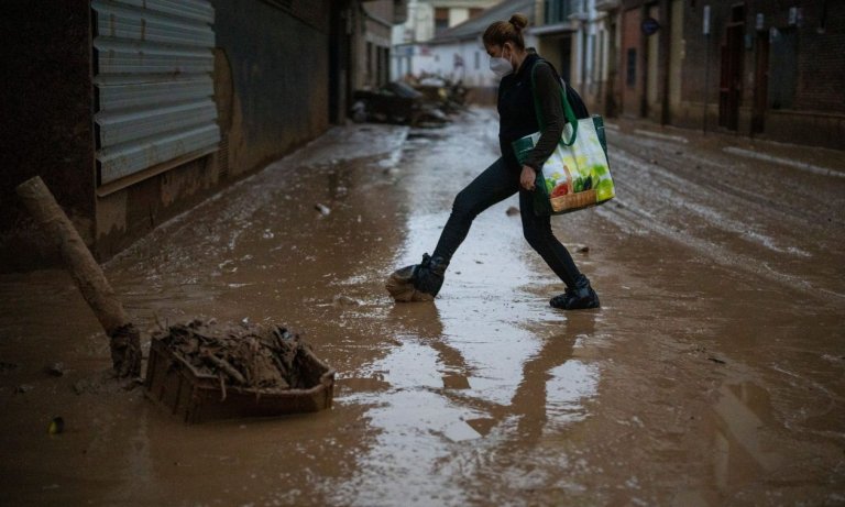 Βαλένθια: Ρημαδιό ζωή και σπίτια μέσα στη «λασπουριά» - Δέκα μέρες μετά πνιγμένη η πόλη