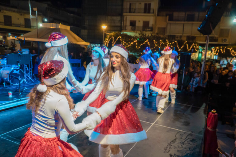 «Φώτισε» η Δυτική Αχαΐα | Δείτε φωτογραφίες απ'το άναμμα του Χριστουγεννιάτικου δέντρου