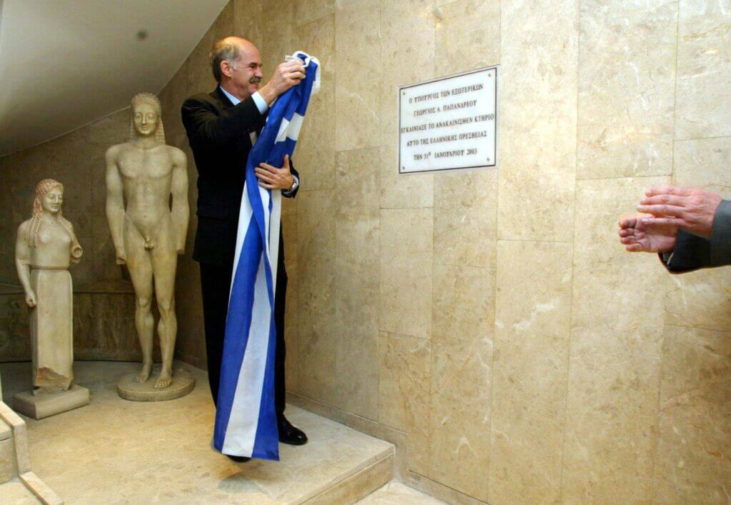 ÔÏÕÑÊÉÁ ÐÁÐÁÍÄÑÅÏÕ ÅÃÊÁÉÍÉÁÆÅÉ ÔÇÍ ÅËËÇÍÉÊÇ ÐÑÅÓÂÅÉÁ ÓÔÇÍ ÁÃÊÕÑÁ