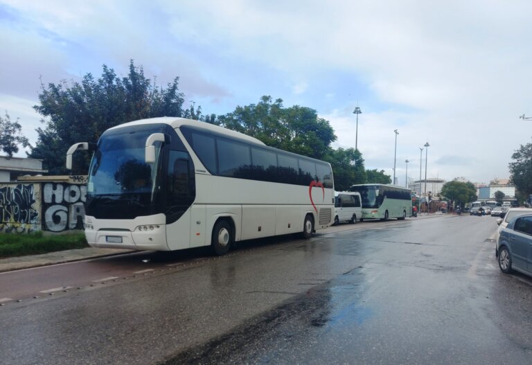 ΠΑΤΡΑ: Ο ποδηλατόδρομος... χώρος πάρκινγκ - ΦΩΤΟ