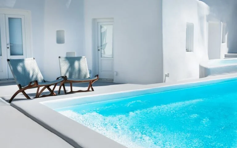 shutterstock_tourism_airbnb_villa_akinita_exohika_pool_pisina_-768x480
