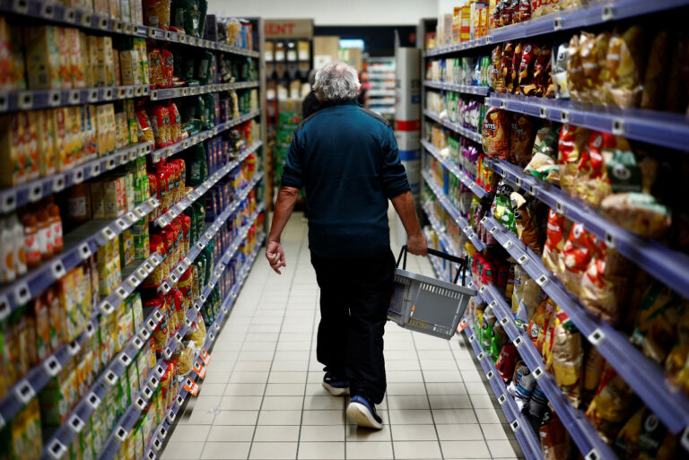 Έρευνα ΙΟΒΕ για τους καταναλωτές στην Ελλάδα: Πάνω από 6 στους 10 μόλις τα βγάζουν πέρα