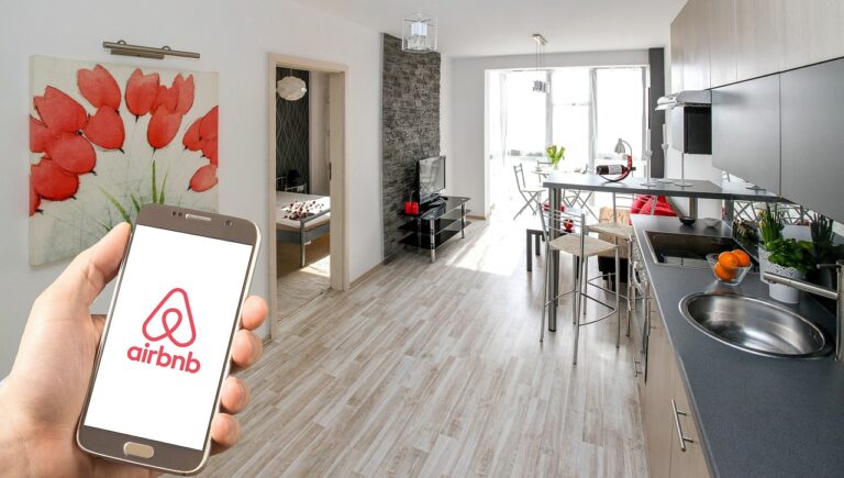 airbnb-3399753_1280-768x435