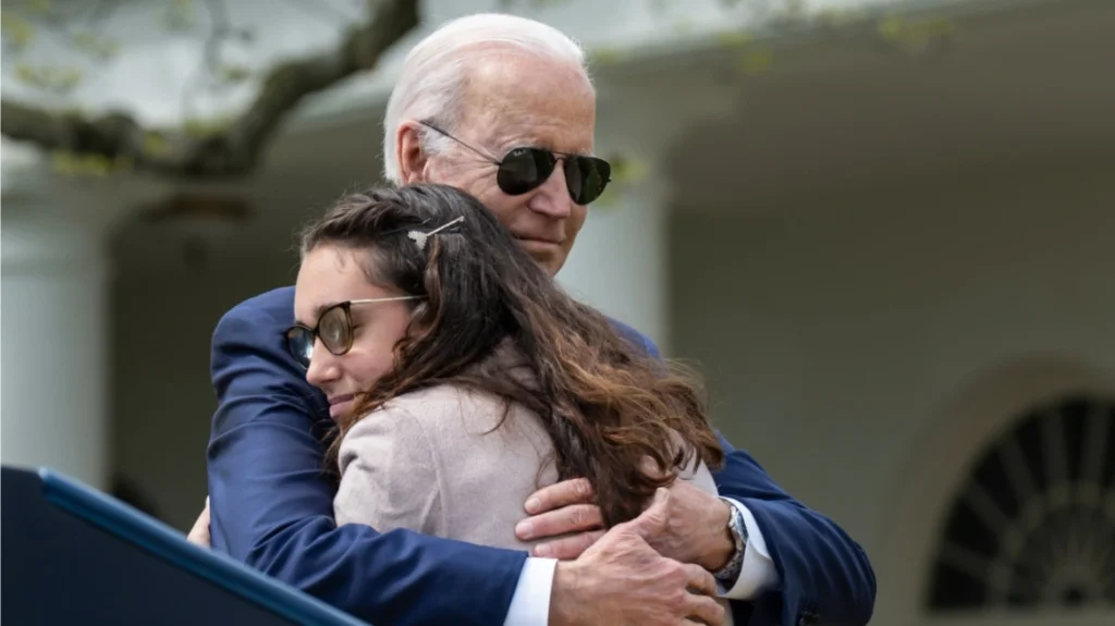 biden_hug