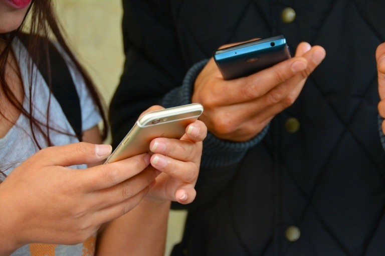 mobile-phones-g5cf2e0535_1280-768x512-1