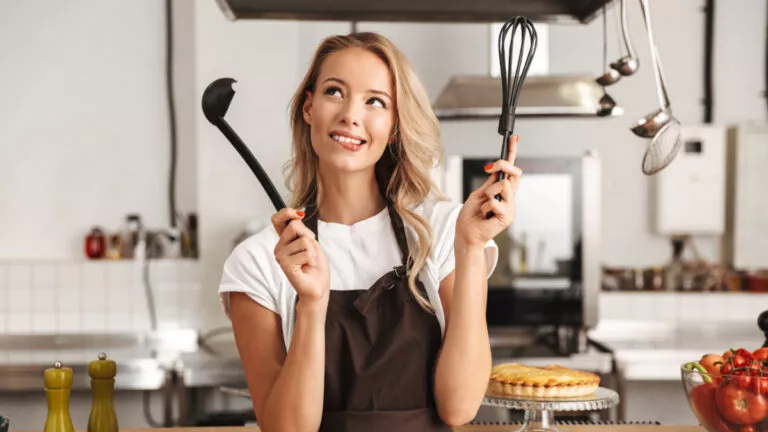 woman_black_plastic_kitchen_1177736158-768x432