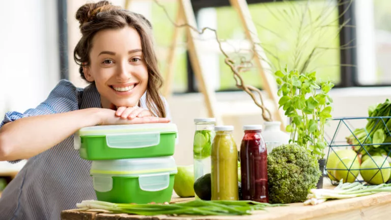 woman_platic_containers_food_622381637-768x432 (1)