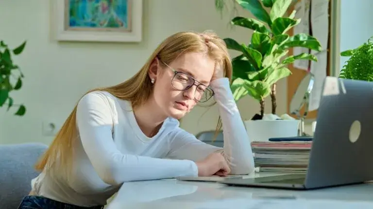 2383919279_sad_teenager-768x432