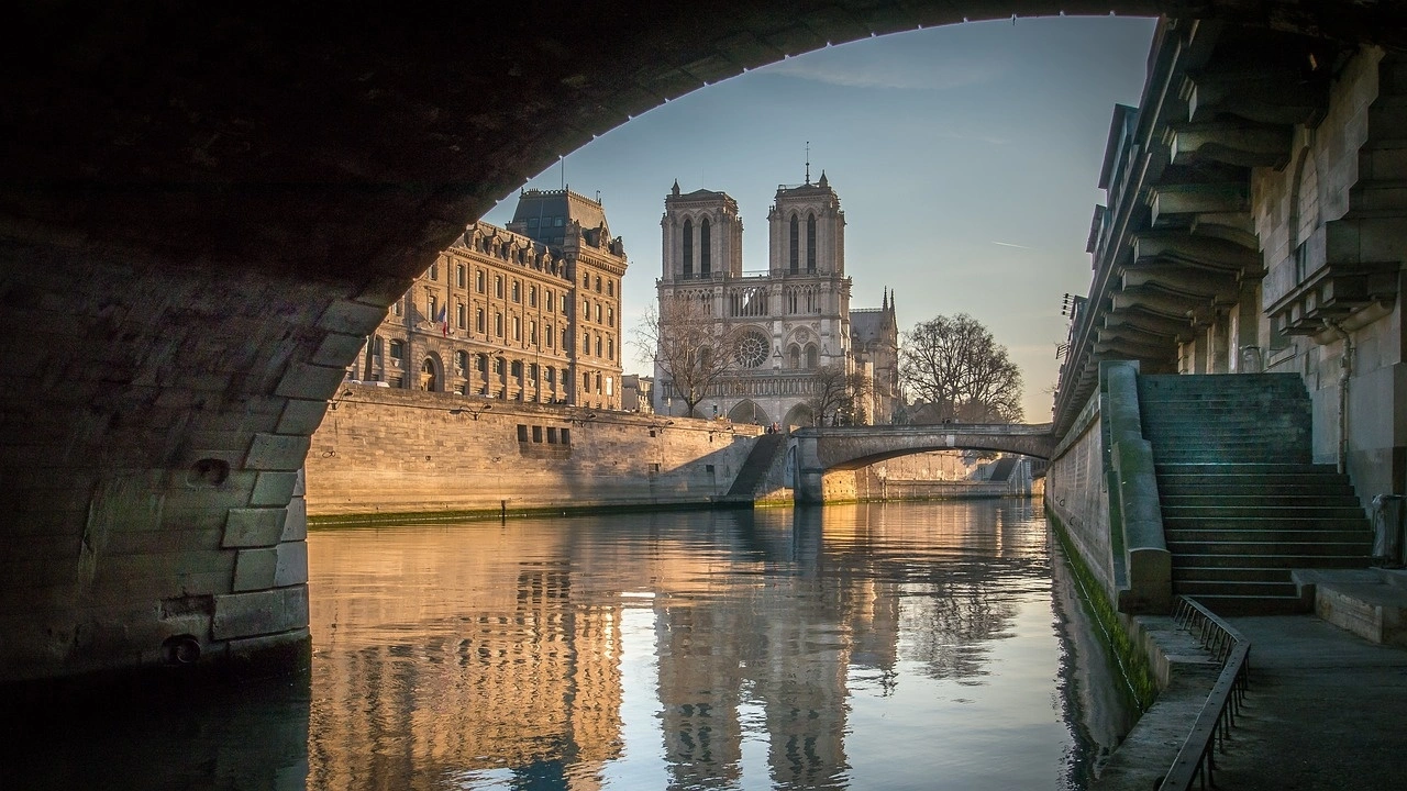 notre-dame-paris-Stefaan-Van-der-Biest-Pixabay
