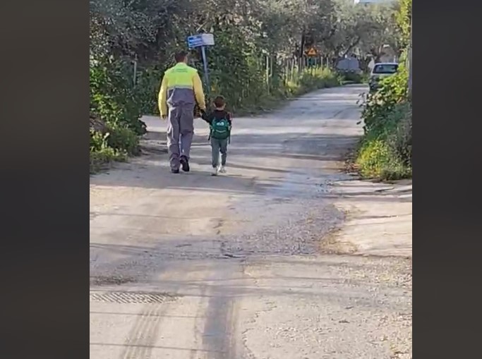 Στο δρόμο για το νηπιαγωγείο στα Βραχναίικα παιδιά και γονείς πατούν επάνω σε βοθρολύματα