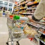 “Καλπάζει” η ακρίβεια: 6 στους 10 έχουν χρήματα μόνο για τα βασικά