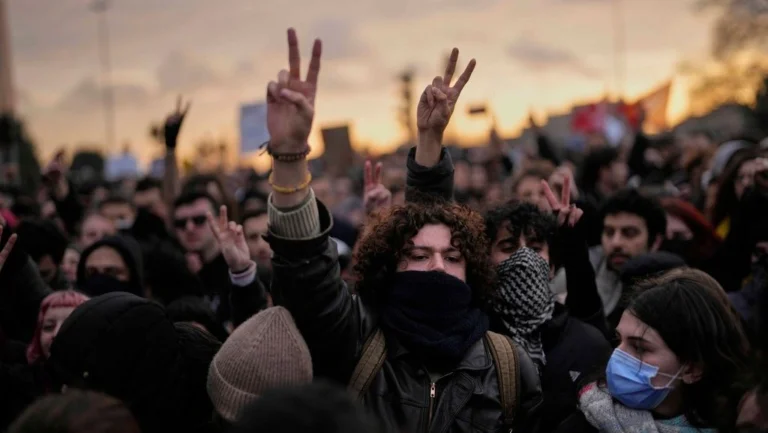 Μπαράζ συλλήψεων στελεχών της αντιπολίτευσης: Γιατί ο Ερντογάν κλείνει τους λογαριασμούς του