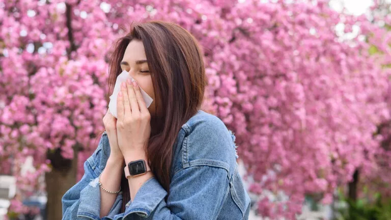 woman_allergy_pollen_flower_shutterstock_2152468241-768x432