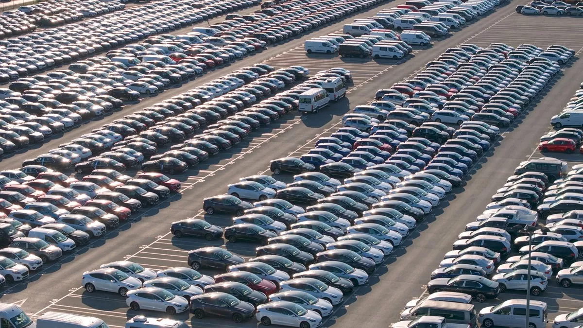 250204131152_parkarismena-autokinita-port-limani-market-sales-shutterstock_2477900393