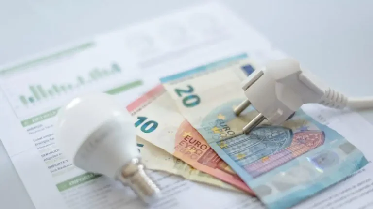 Πιο αυστηρούς όρους για τις ληξιπρόθεσμες οφειλές στο ηλεκτρικό ρεύμα ζητούν οι προμηθευτές