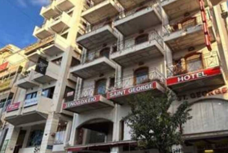 ΠΑΤΡΑ: Νέο περιστατικό με σοβάδες και πέτρες! Αποκολλήθηκαν από κτίριο της Αγ. Ανδρέου – Κινδύνευσε 7χρονη