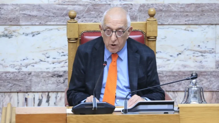 Απαντήσεις Κακλαμάνη σε Κωνσταντοπούλου για δικογραφία Τεμπών και προανακριτική Τριαντόπουλου