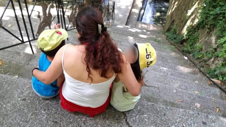 Λάρισα: Νέες μαρτυρίες για την κακοποίηση των δύο παιδιών – Οι γείτονες έβλεπαν ψαλίδια πάνω στο κρεβάτι τους