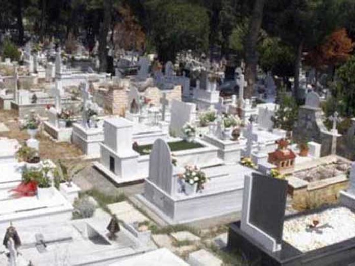 ΠΑΤΡΑ: Διαμάχη για τον οικογενειακό τάφο - Εγιναν μηνύσεις - Απειλεί ότι θα ξαπλώσει πάνω η μηνύτρια