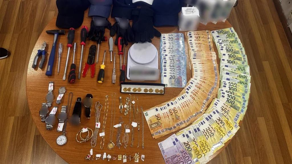 criminals-elas-xrwma