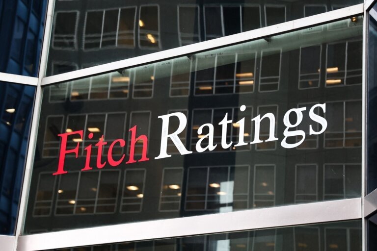 Fitch: Αναβάθμισε σε θετικό το outlook της ελληνικής οικονομίας – Αμετάβλητη βαθμολογία στο ΒΒΒ-